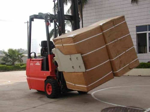 Baalklampe wat tabak oorhandig